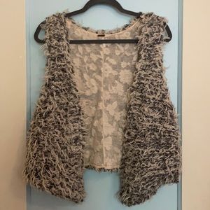 FREE PEOPLE faux-fur boho lace-lined vest. Size small